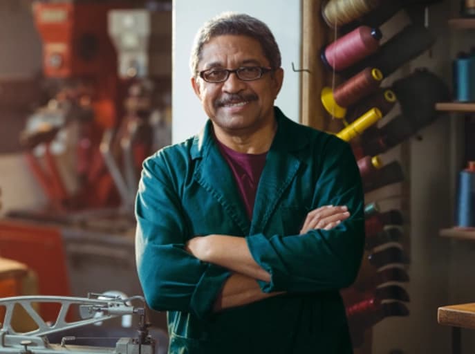 Empresário sorrindo, satisfeito com a economia gerada pela recuperação de créditos